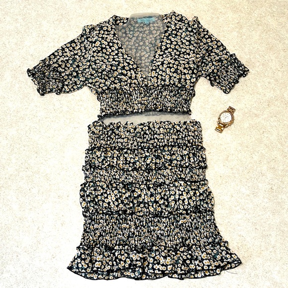 MINT VANILLA BOUTIQUE BRAND DAISY PRINT CROP TOP AND SKIRT SET - Picture 1 of 9